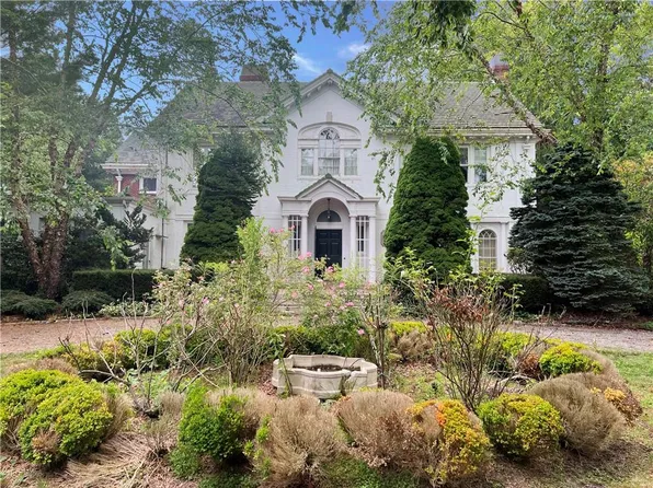 77 Catherine St, Newport, RI 02840