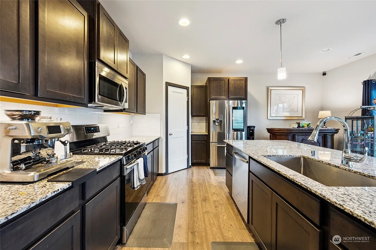 3 bed, 2040 sqft, $3,200 — Photo 4