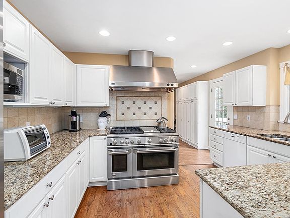 3rd image of 880 Bradford Holw NE