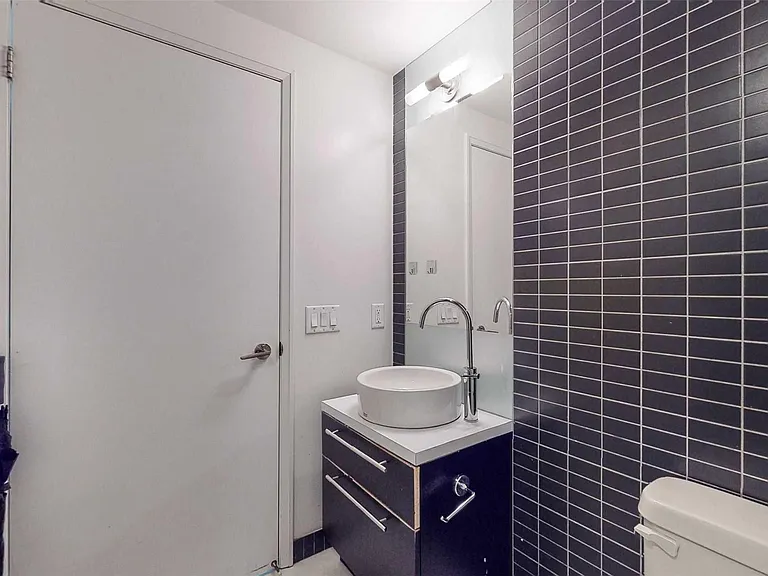 21 Carlton St — Photo 10