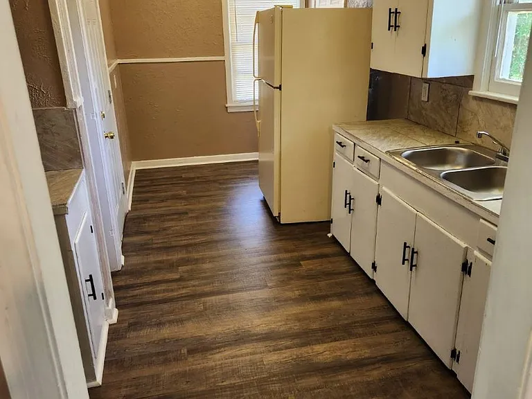 2420 Hayes Ln — Photo 3