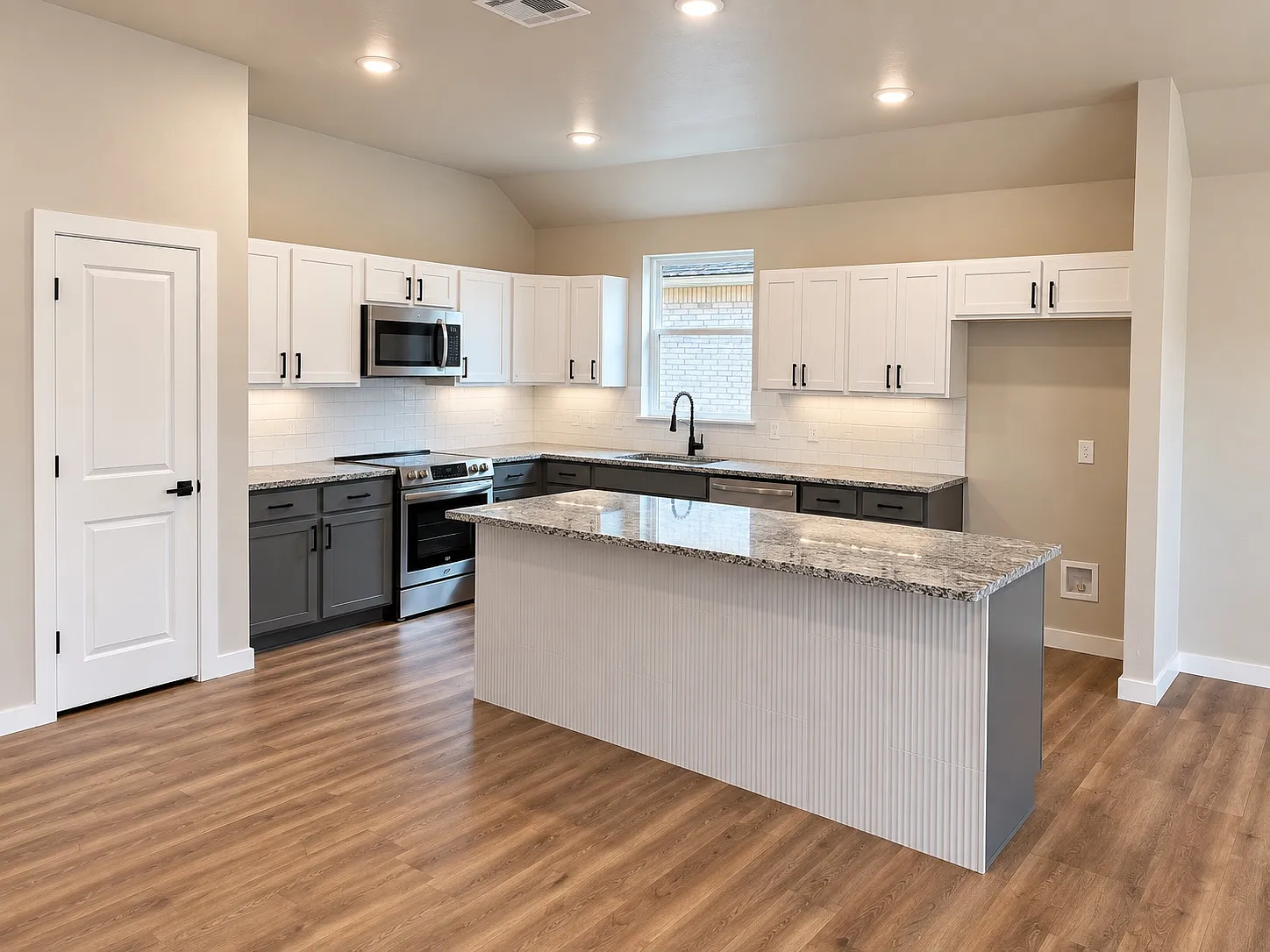 5 bed, 2.5 bath, 1943 sqft, $2,200 — Photo 2