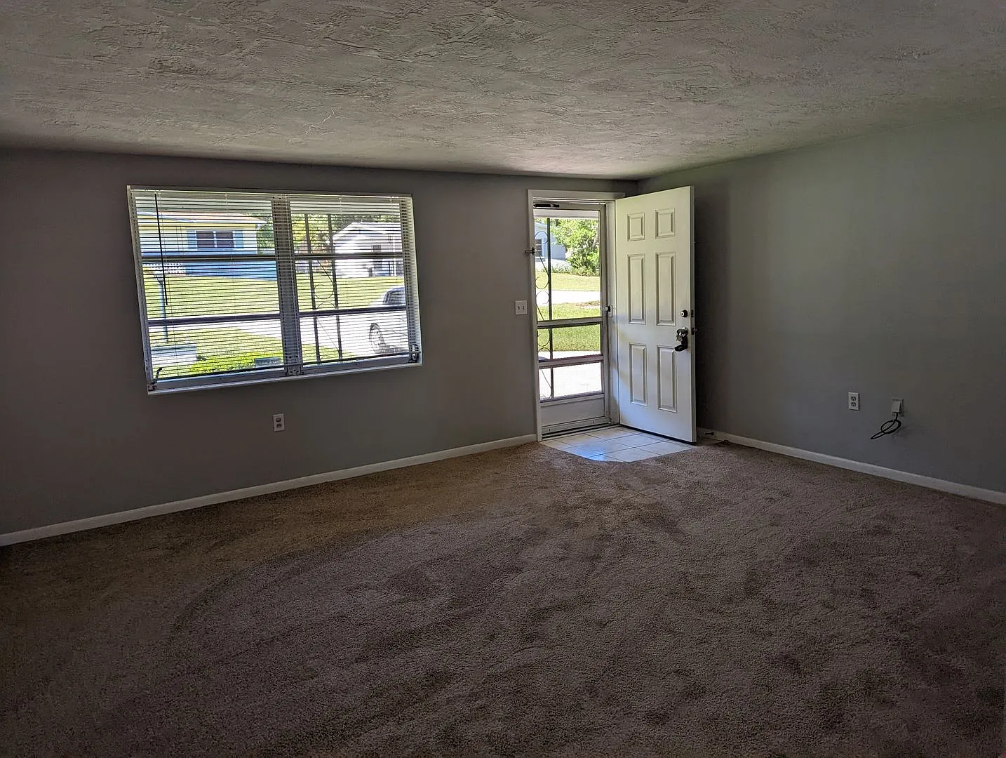 Wonderful 2/1 Home with Fenced Yard in Beverly Hills — Photo 2