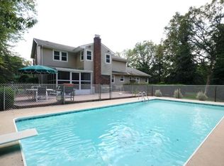 27 Arbor Ln, Dix Hills, NY 11746