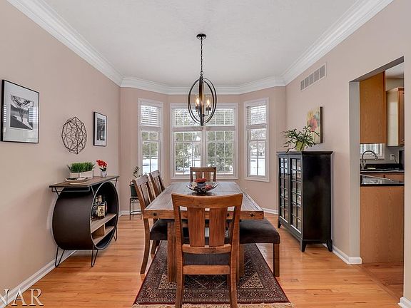 4th image of 36 Ravenwood Cir