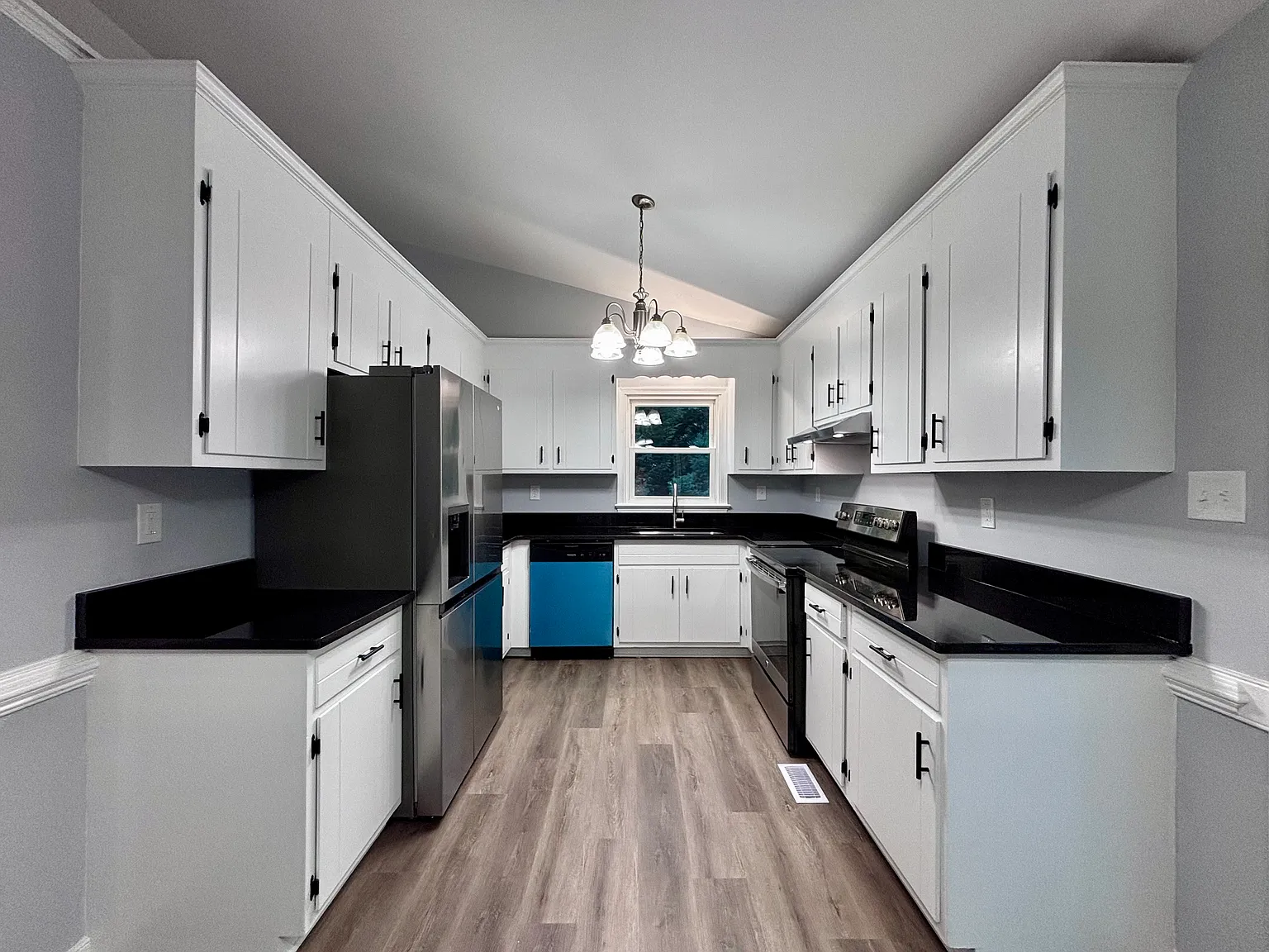 3 bed, 1056 sqft, $2,150 — Photo 4