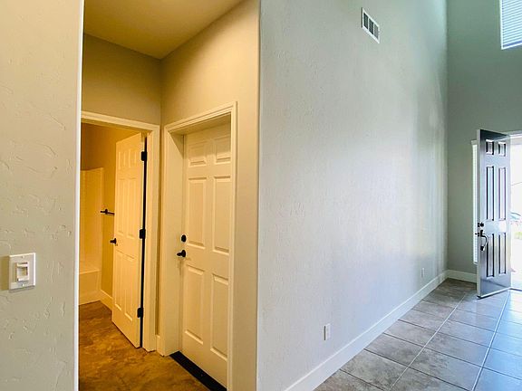 3rd image of 2022 S Oakhurst St