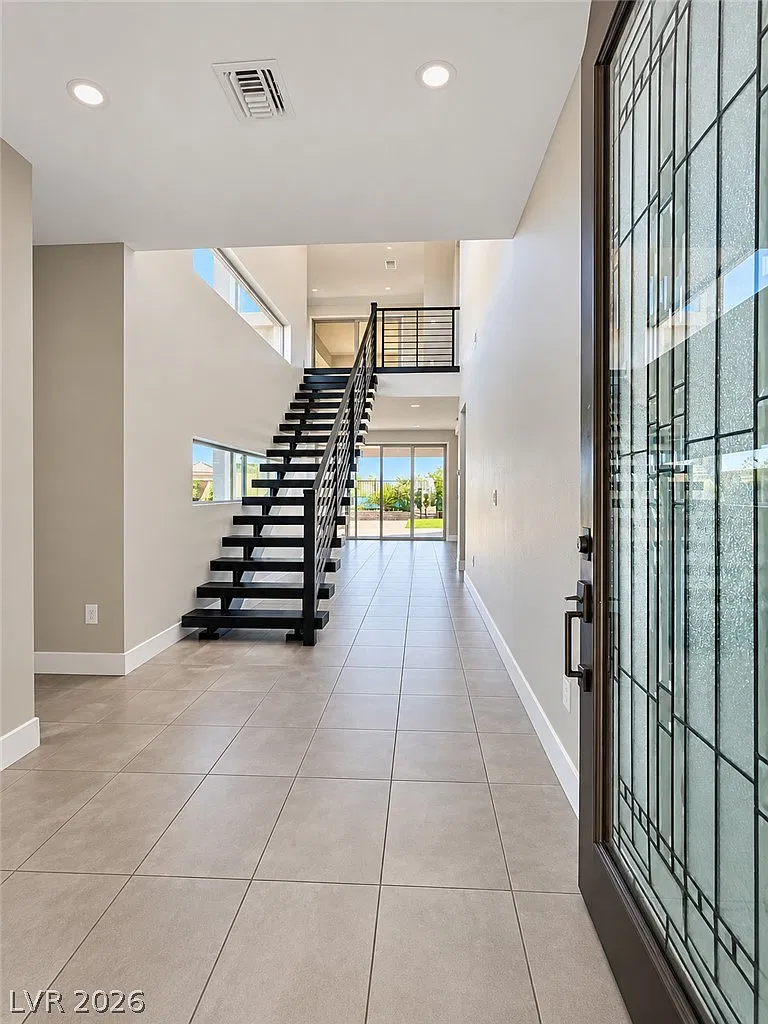 3 bed, 2.5 bath, 2564 sqft, $3,900 — Photo 2