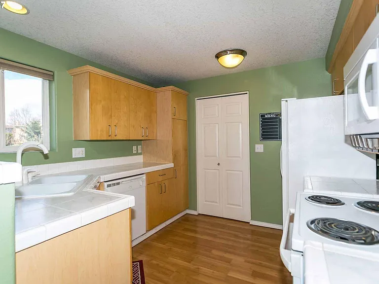 543 SW Portsmouth Pl — Photo 4