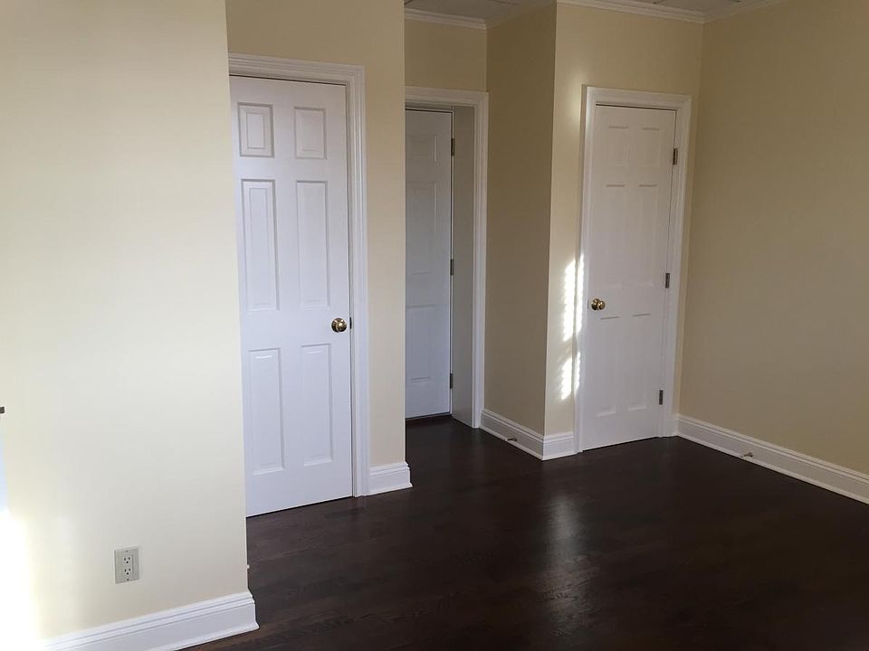 bedroom, 2 closets