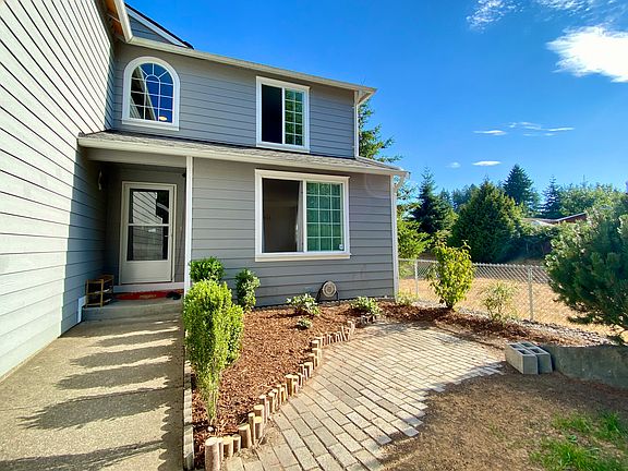 3rd image of 821 Pinecrest Dr SE
