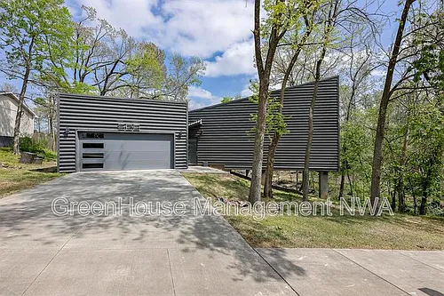 508 NW J St Photo 1