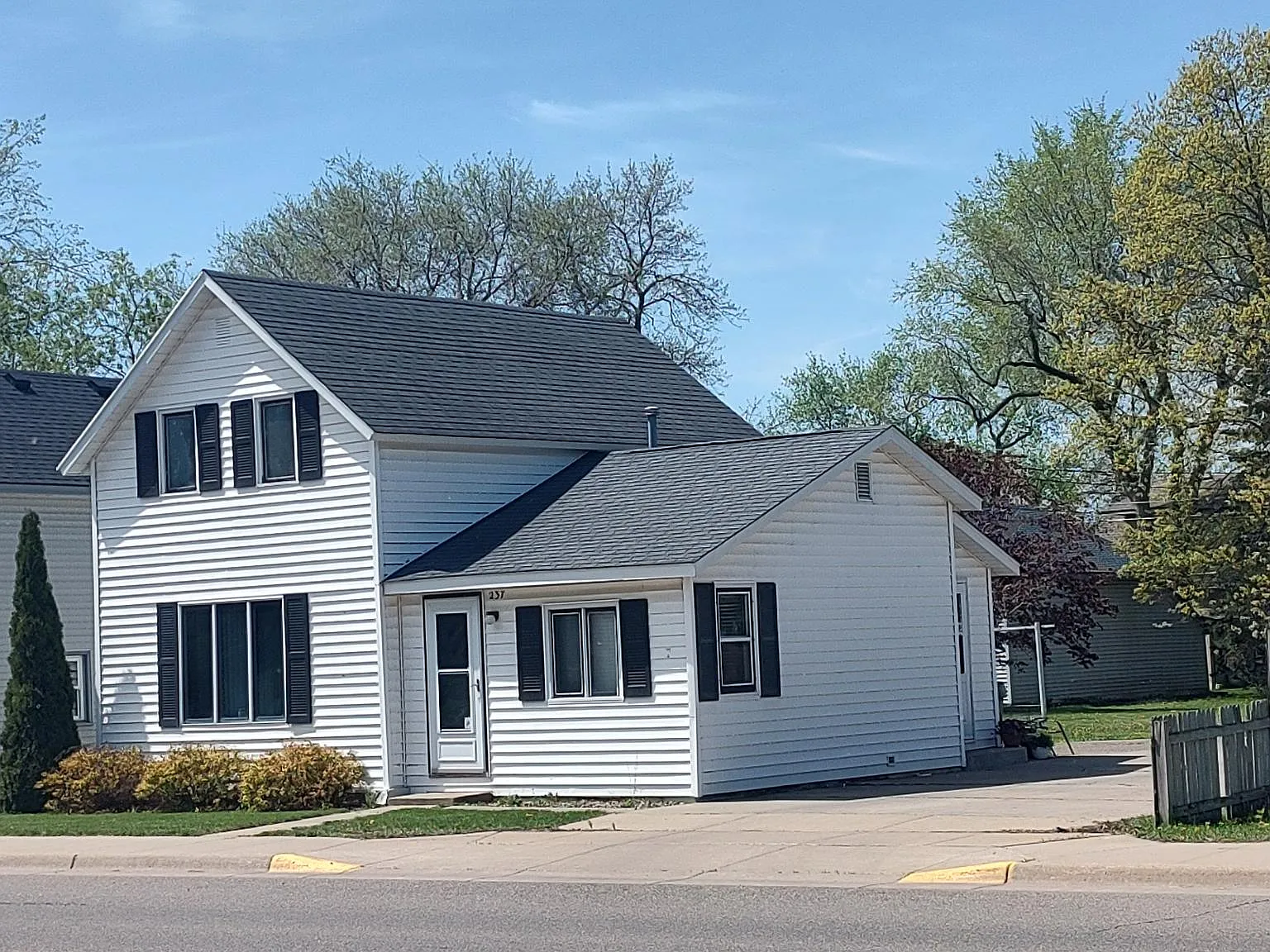 3 bed, 1170 sqft, $1,100 — Photo 1