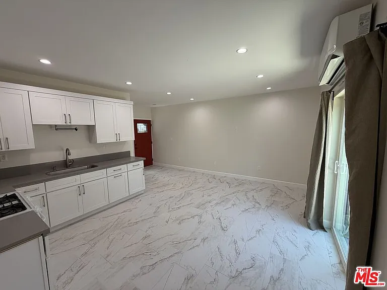 6533 Costello Ave — Photo 7