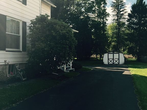 3rd image of 203 E Dyke St