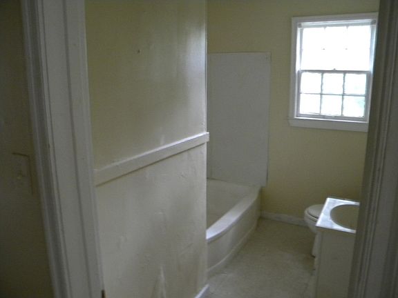 4th image of 3435 Farmville Ave