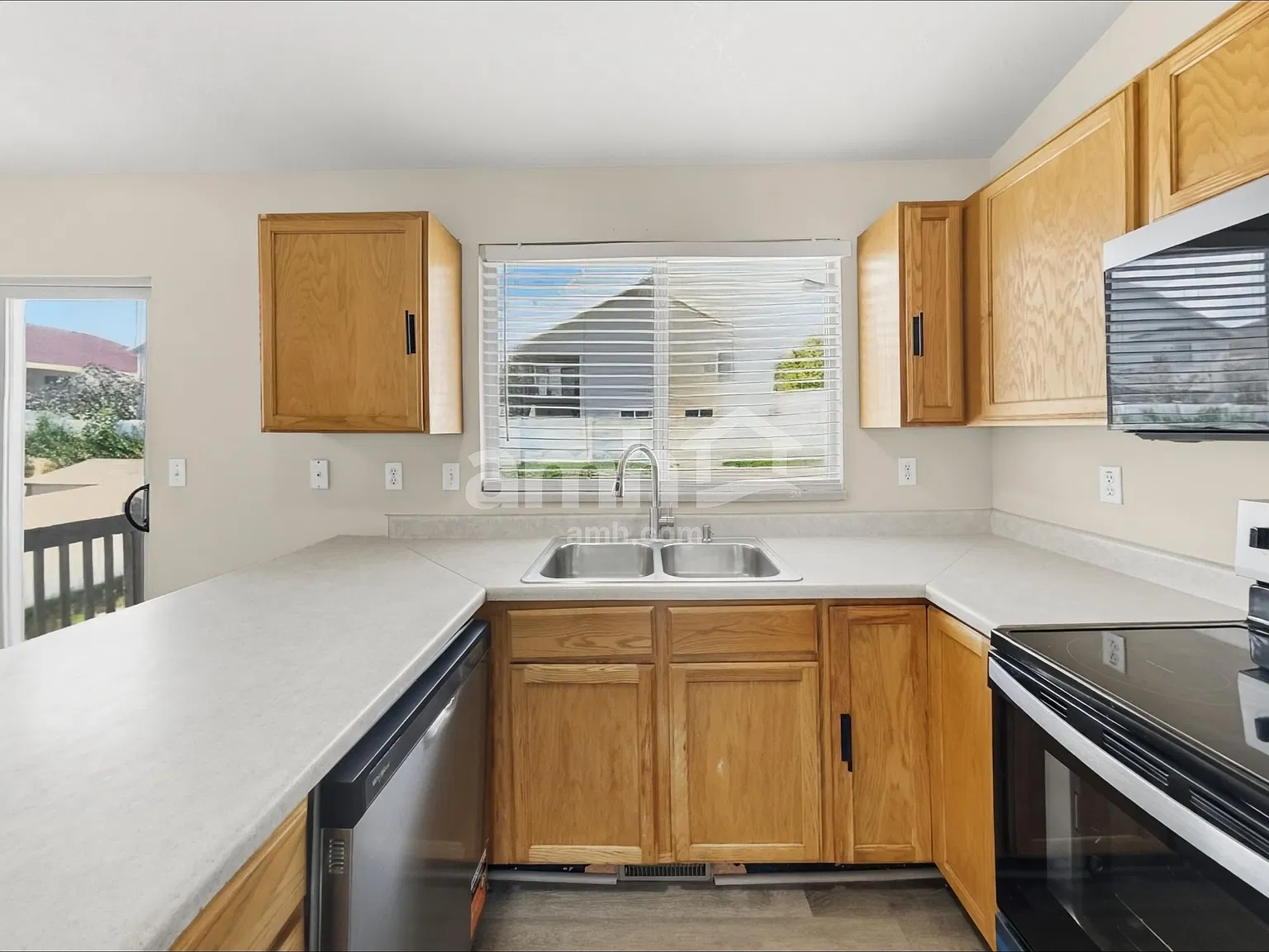 5 bed, 2.0 bath, 1740 sqft, $2,685 — Photo 3