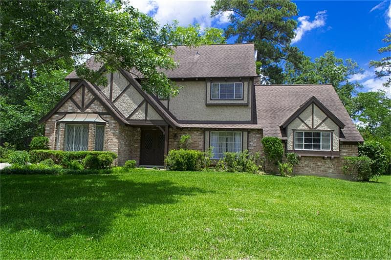 1311 Glouchester Ln. - 3200 sq. ft., 5 Bedrooms + bonus room, just shy of 1 acre of land on a quiet 