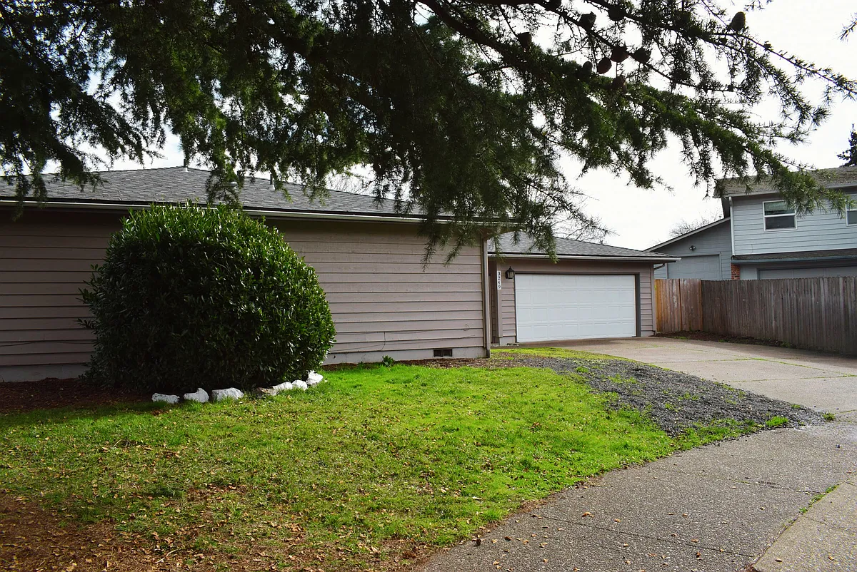 Spacious and wide driveway with room for up to 4 vehicles. - 3249 32nd Ct SE