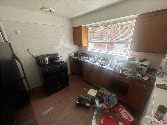 5th image of 818 Wall St
