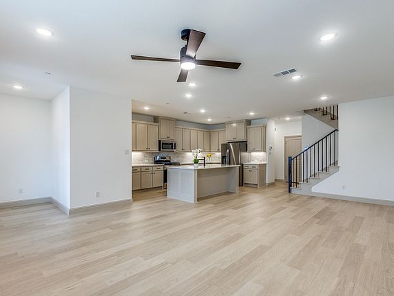 3rd image of 9556 Espalier St