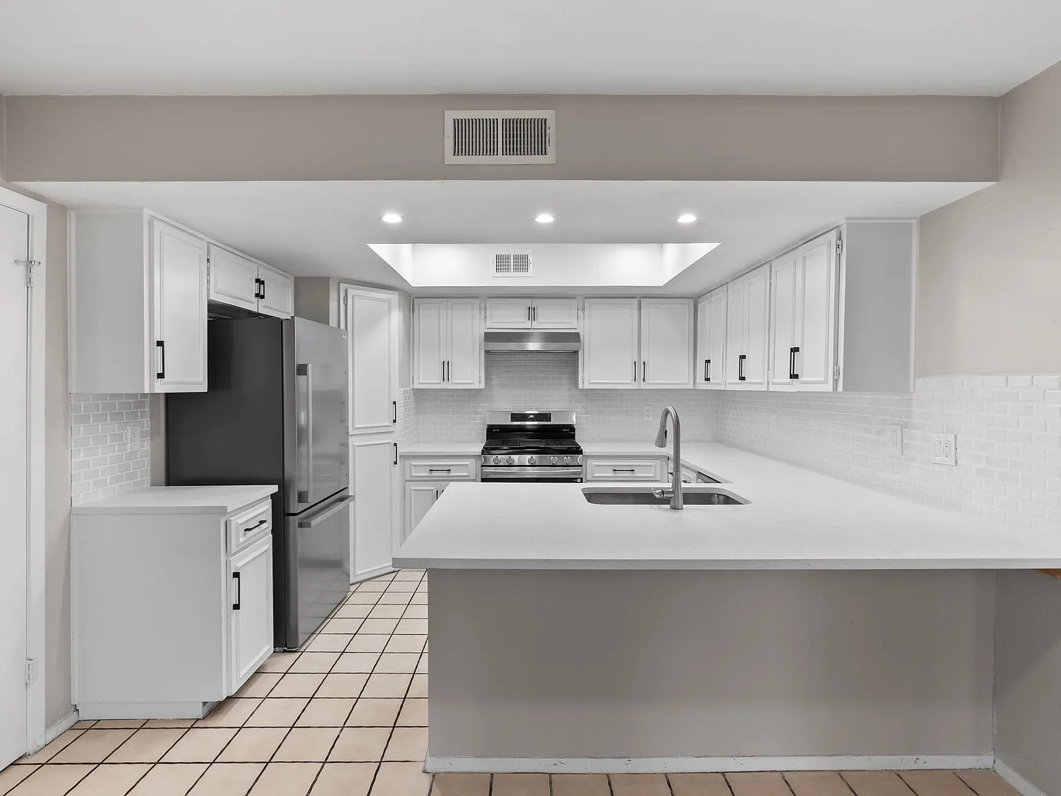 4 bed, 2.5 bath, 2434 sqft, $2,850 — Photo 4