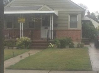 8007 266th St, Glen Oaks, NY 11004