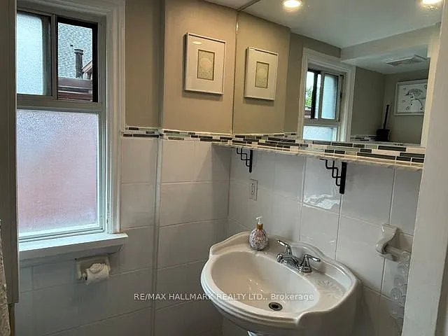 33 Salem Ave #UPPER — Photo 16
