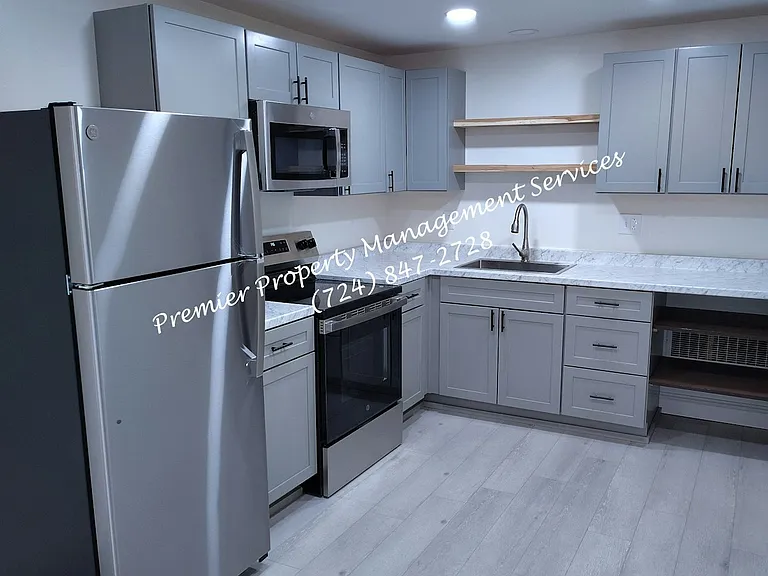 906 Clyde St — Photo 7