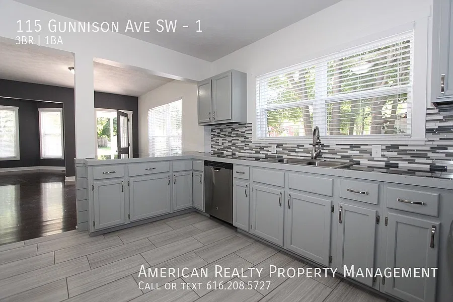115 Gunnison Ave SW — Photo 2