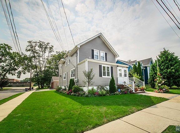 2nd image of 384 Roslyn Ave Unit 1