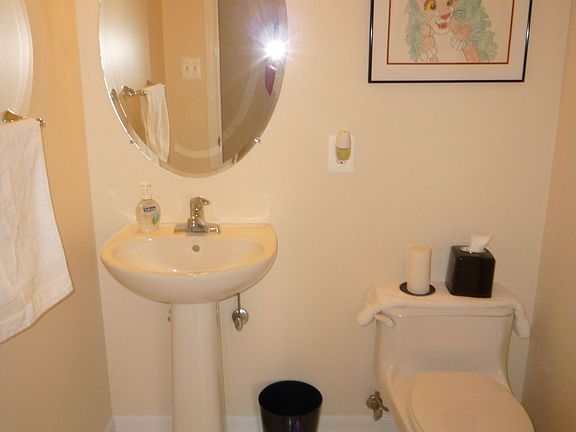 Neutral colors in bathroom