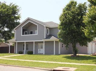 1002 Courtney Dr, Salina, KS 67401