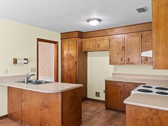 5th image of 2495 Greenridge Rd