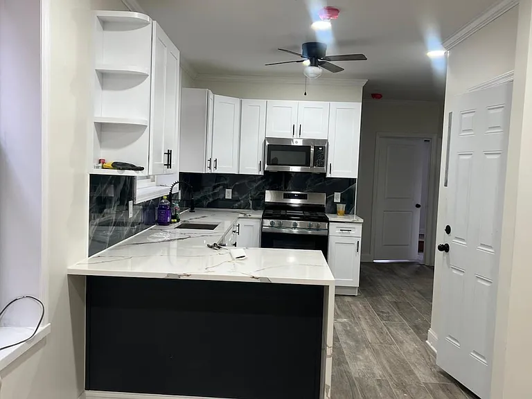 174 E 54th St #1A — Photo 2