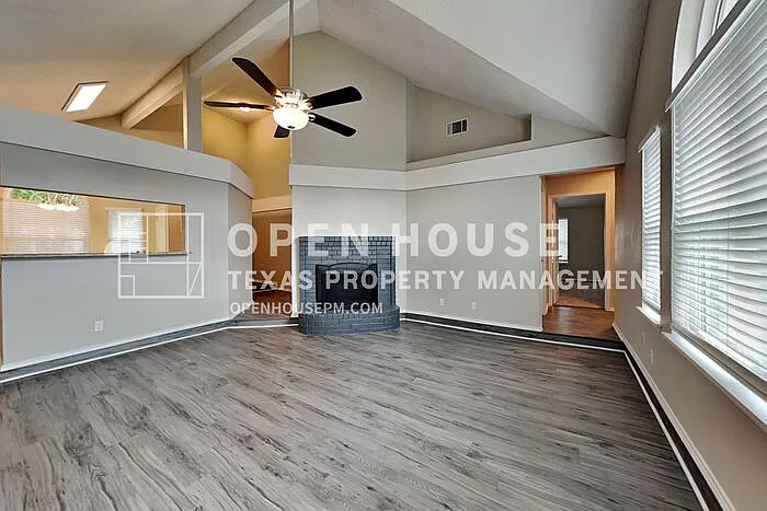 3 bed, 2.0 bath, 1316 sqft, $2,400 — Photo 3