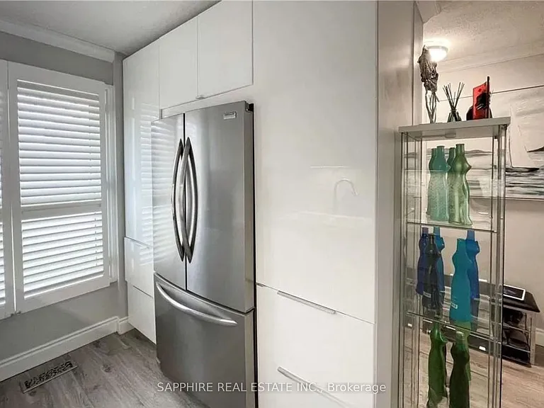650 Wonderland Rd S — Photo 11