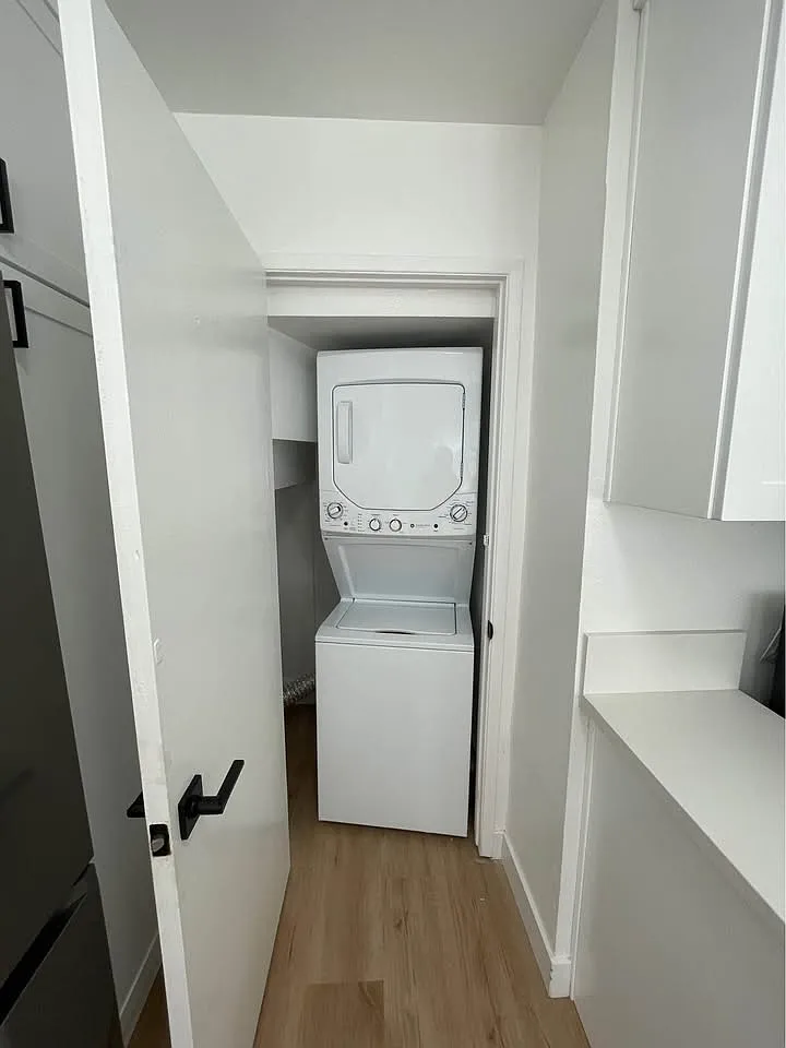 2 bed, 1.5 bath, 883 sqft, $3,200 — Photo 3