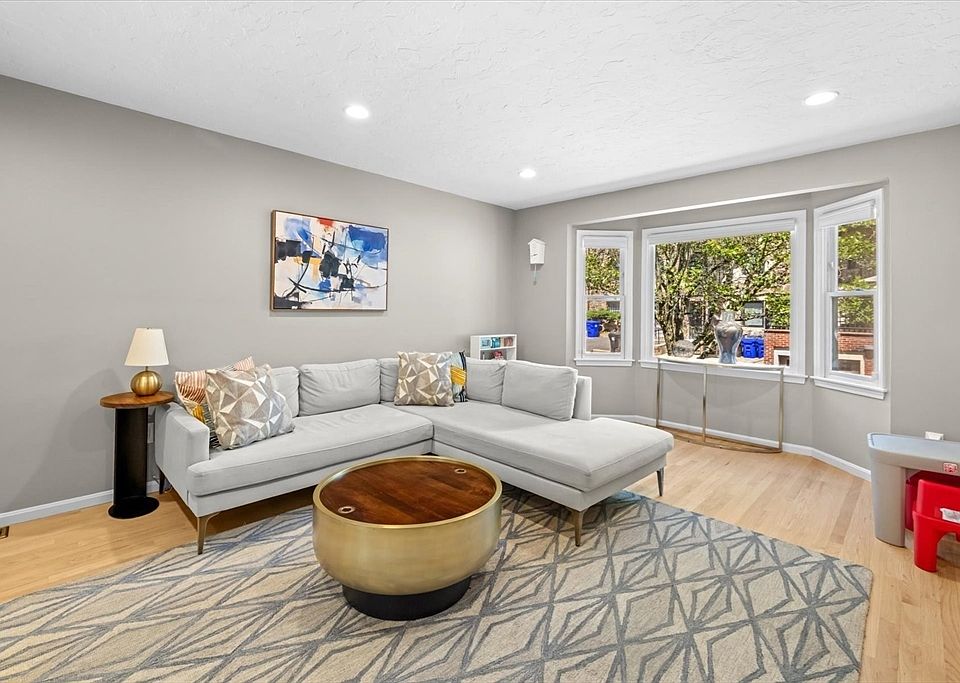 1st image of 48 Regent Cir