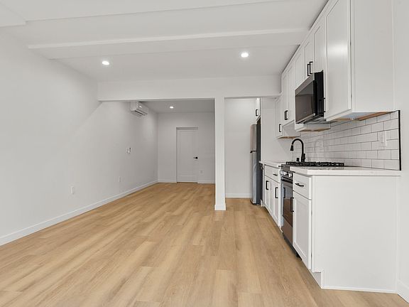 4th image of 7259 Willoughby Ave #26