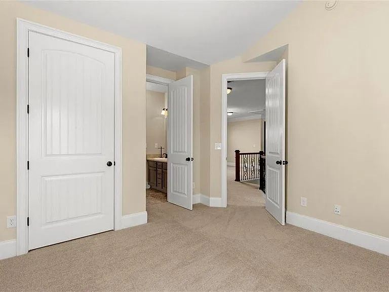 591 Heywood St — Photo 17