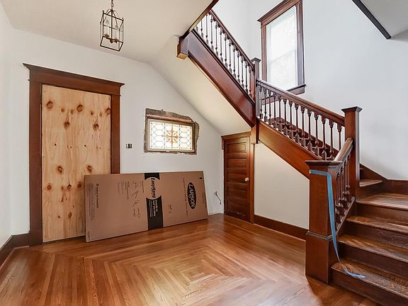 5th image of 373 E Locust St