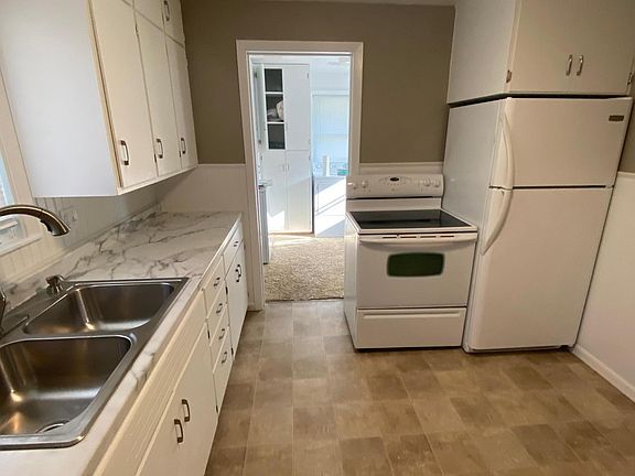 5th image of 445 Larch Ave
