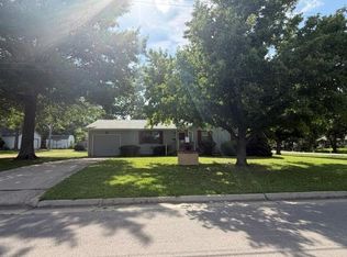 904 S 6th St, Burlington, KS 66839