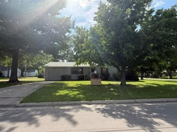 904 S 6th St, Burlington, KS 66839
