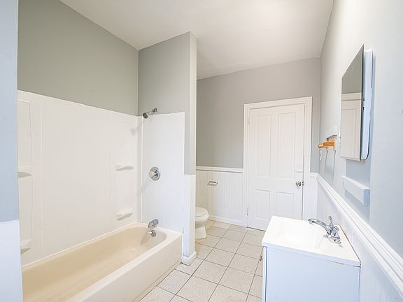 4th image of 200 E Broad St #7