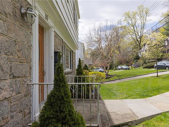 5th image of 60 Brookdale Dr