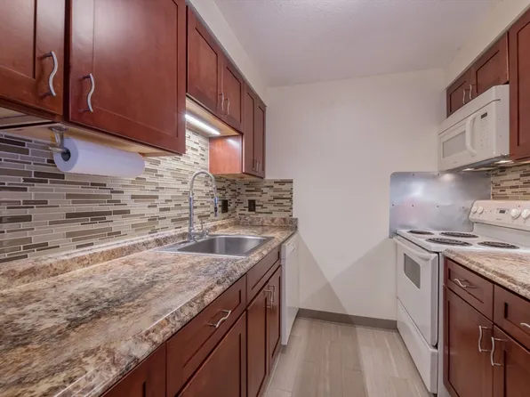 180 Main St APT F147, Bridgewater, MA 02324