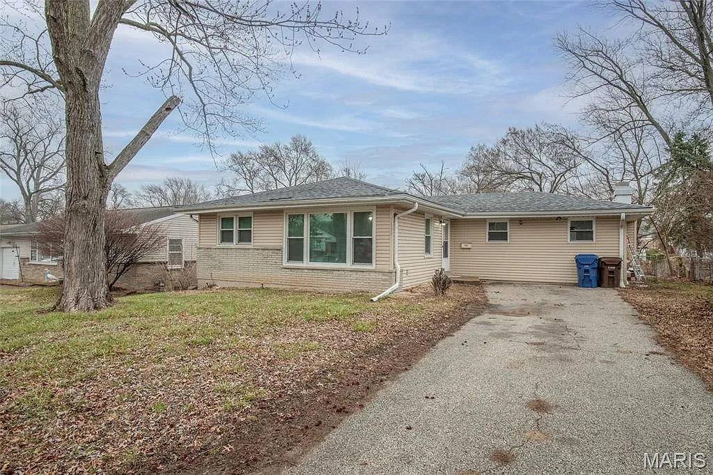 1680 Clover Ln photo 1