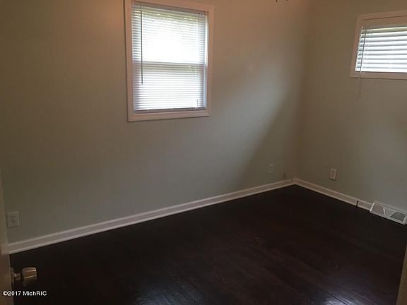 5th image of 1498 Katrina Dr SE